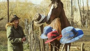 Blanca, de docente a sombrerera: tras jubilarse, se dedicó a «amasar sueños de fieltro»