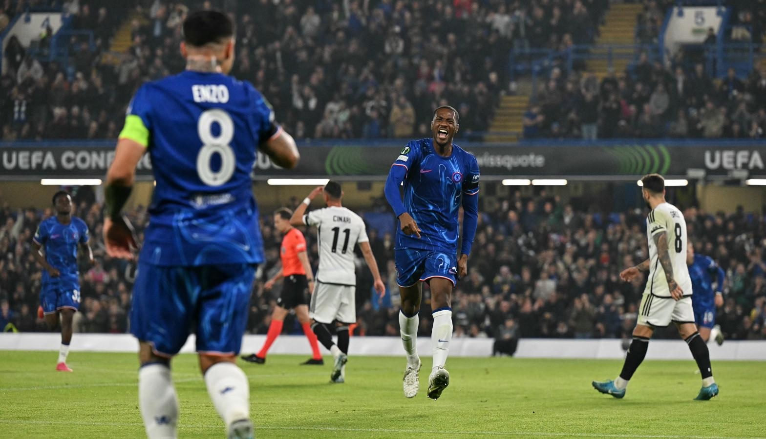 Enzo Fernández dio tres asistencias en el primer tiempo, en la goleada de Chelsea ante Noah. 