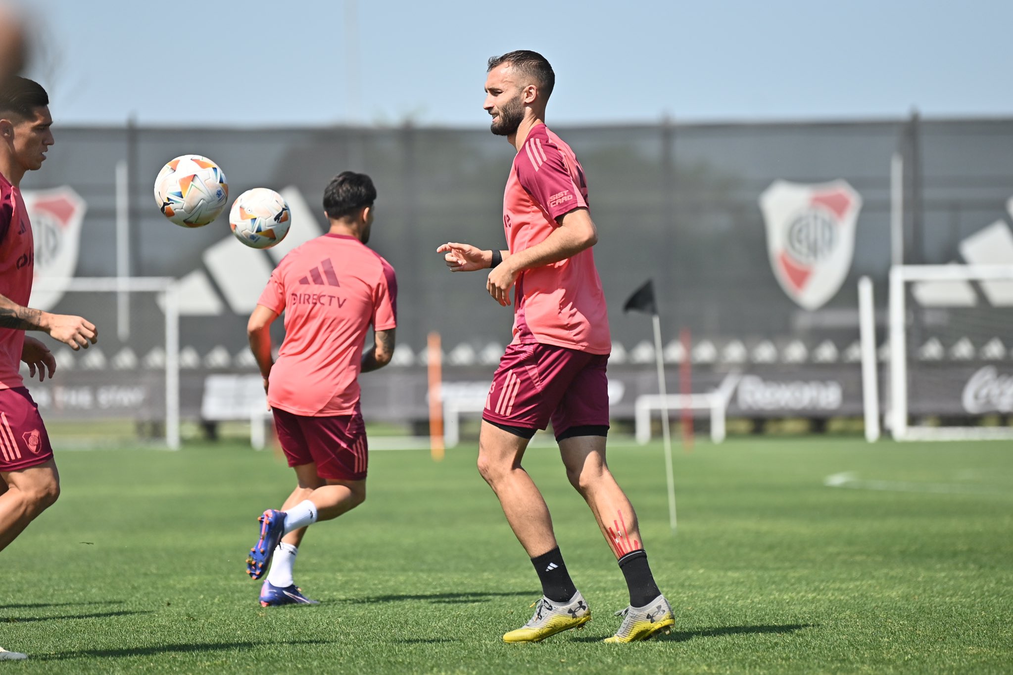 Germán Pezzella en un entrenamiento de River se resintió de su lesión en el gemelo.
