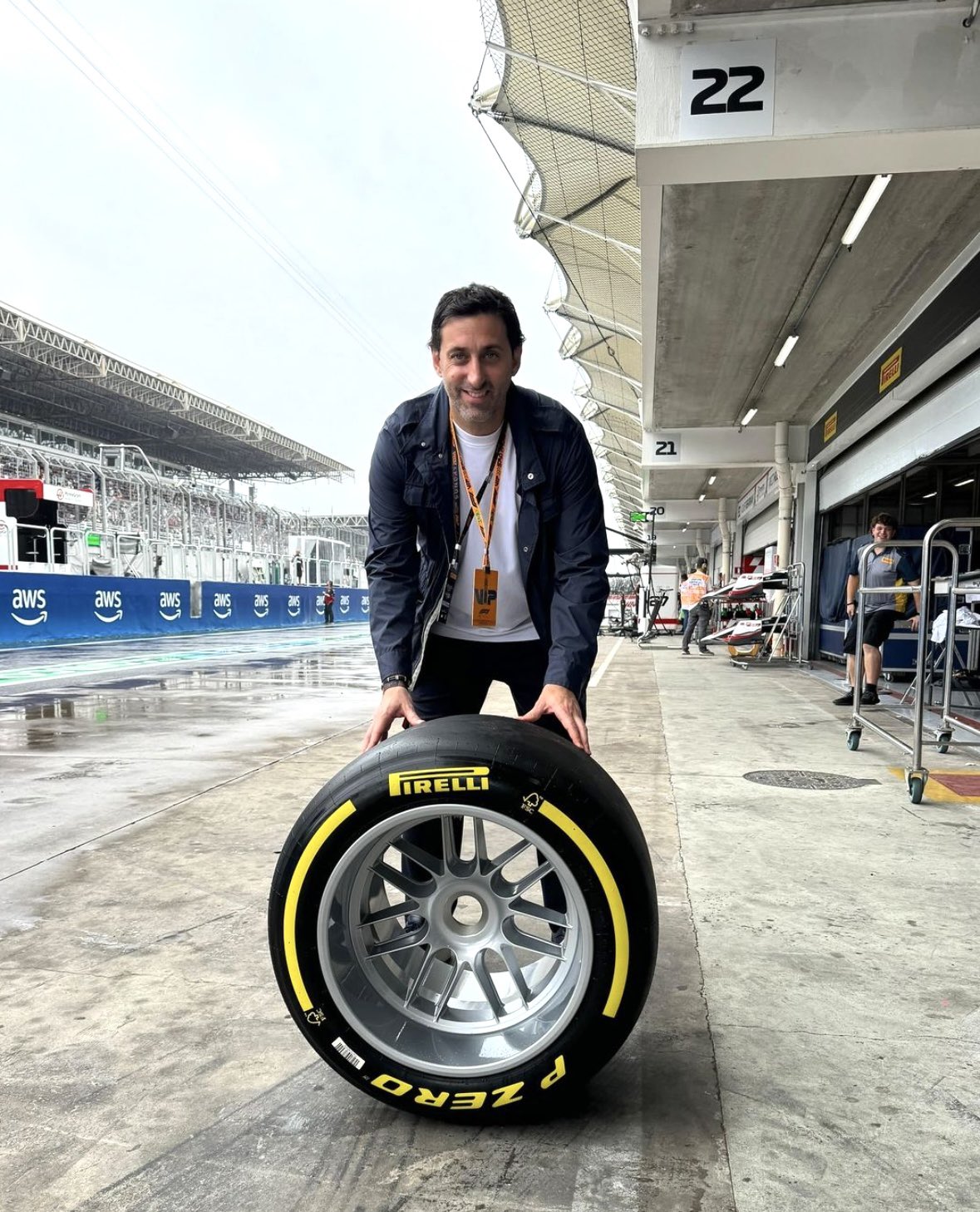 El candidato a presidente de La Academia, Diego Milito, fue a ver a Colapinto en el Gran Premio de Brasil.