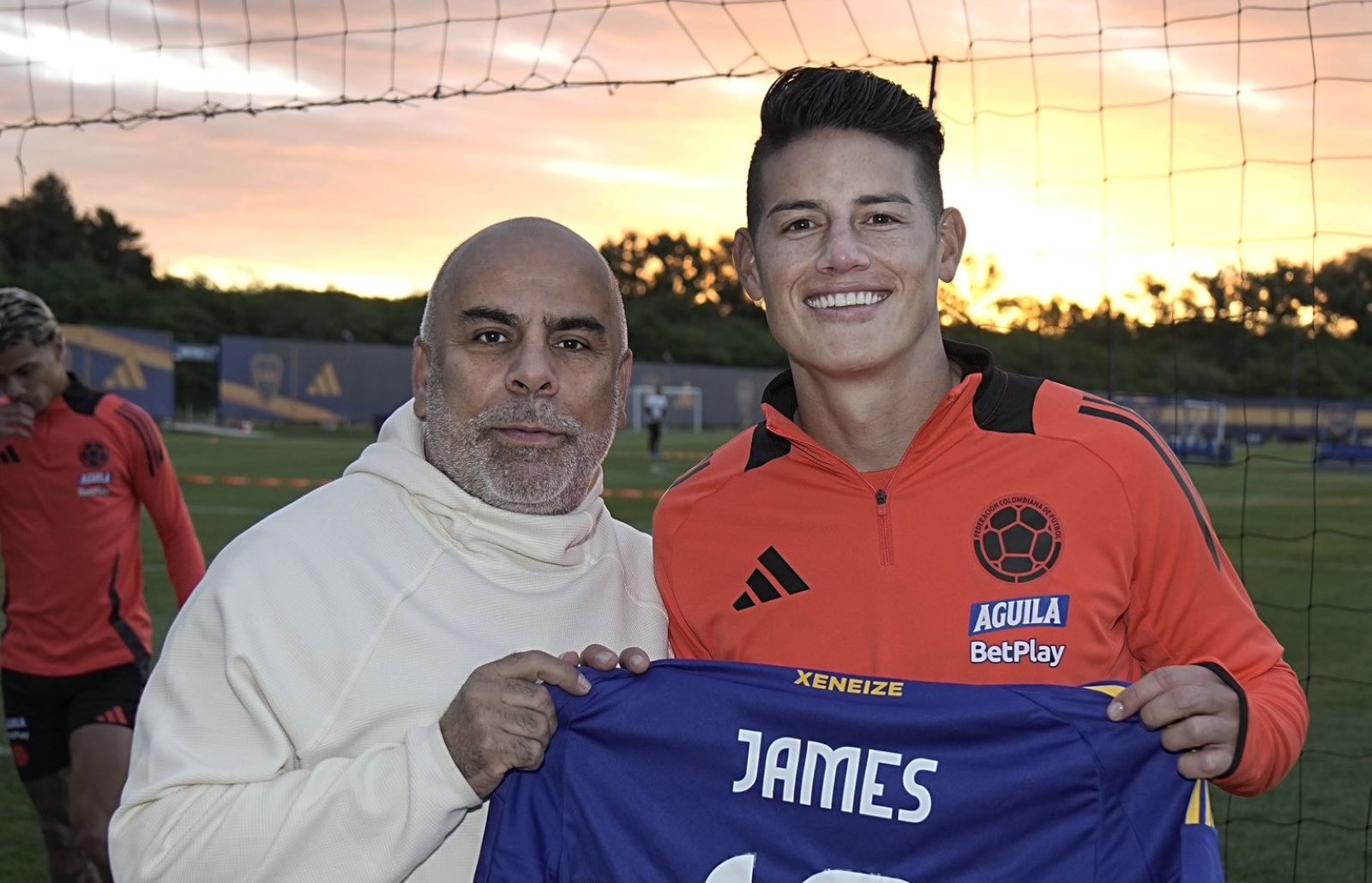 Serna y James, en el predio de Boca. "Lo apreté un poquito", admitió Chicho, a la hora de hablar de una posible contratación del 10. (@bocajuniors)