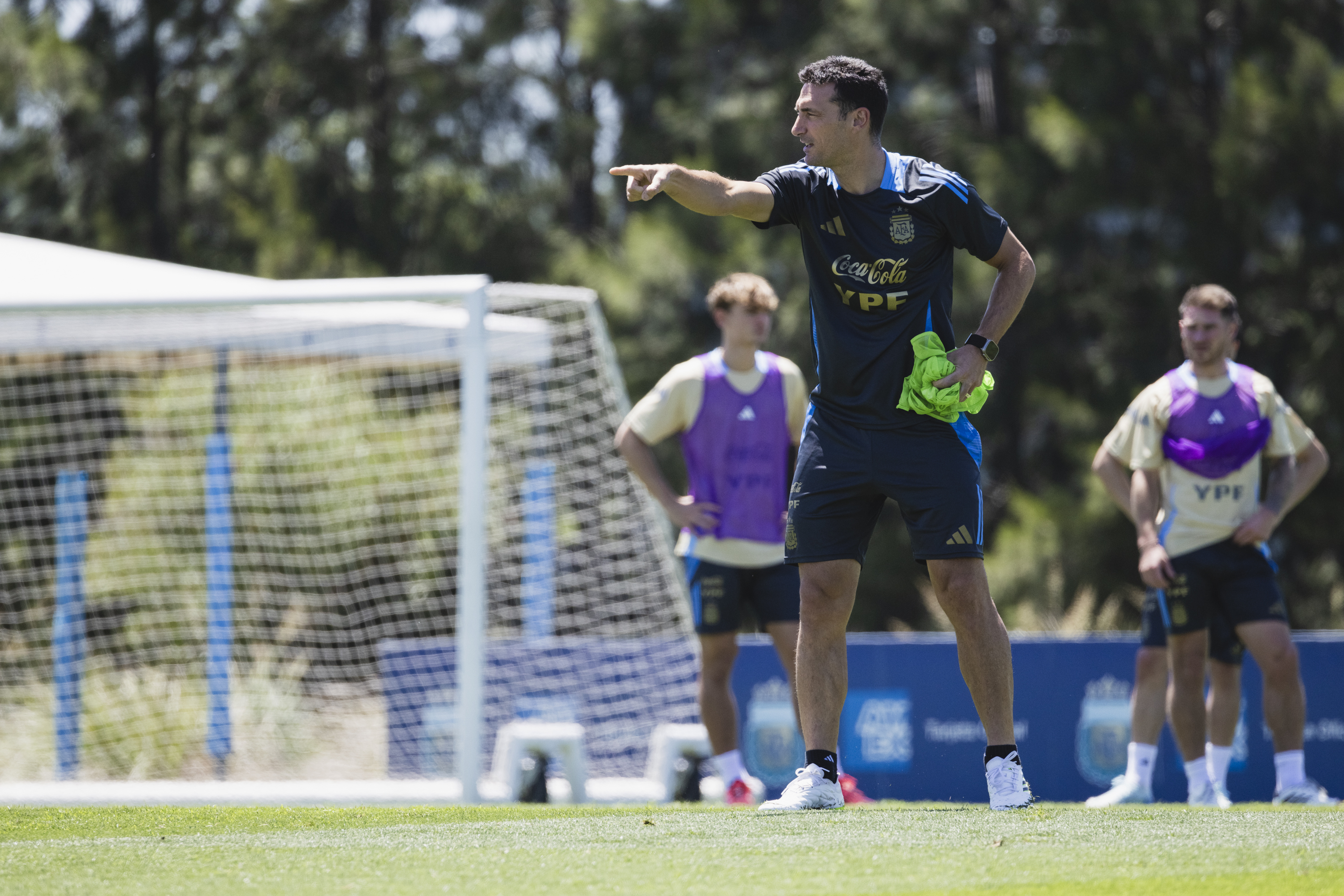 Lionel Scaloni con dos incógnitas para el duelo con Perú.