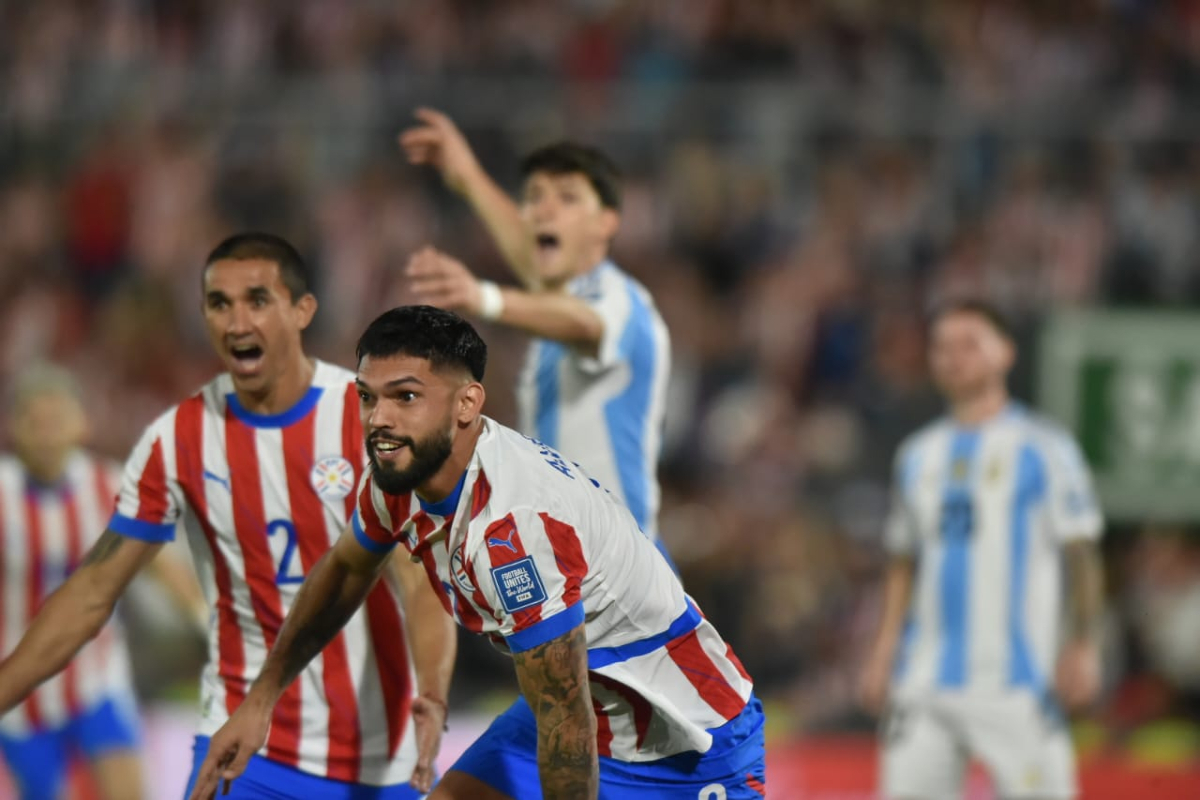 Alderete se salvó de la roja y metió el segundo de Paraguay.