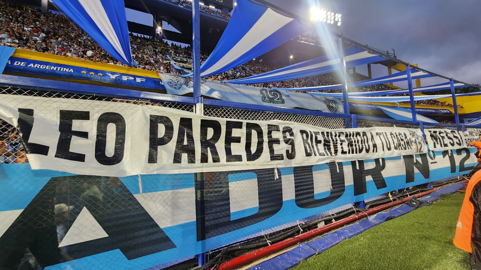 La bandera de bienvenida para Leandro Paredes en La Bombonera.