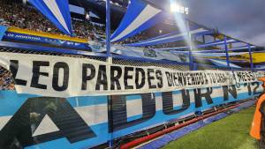 La barra de Boca mete presión con una bandera especial para Leo Paredes