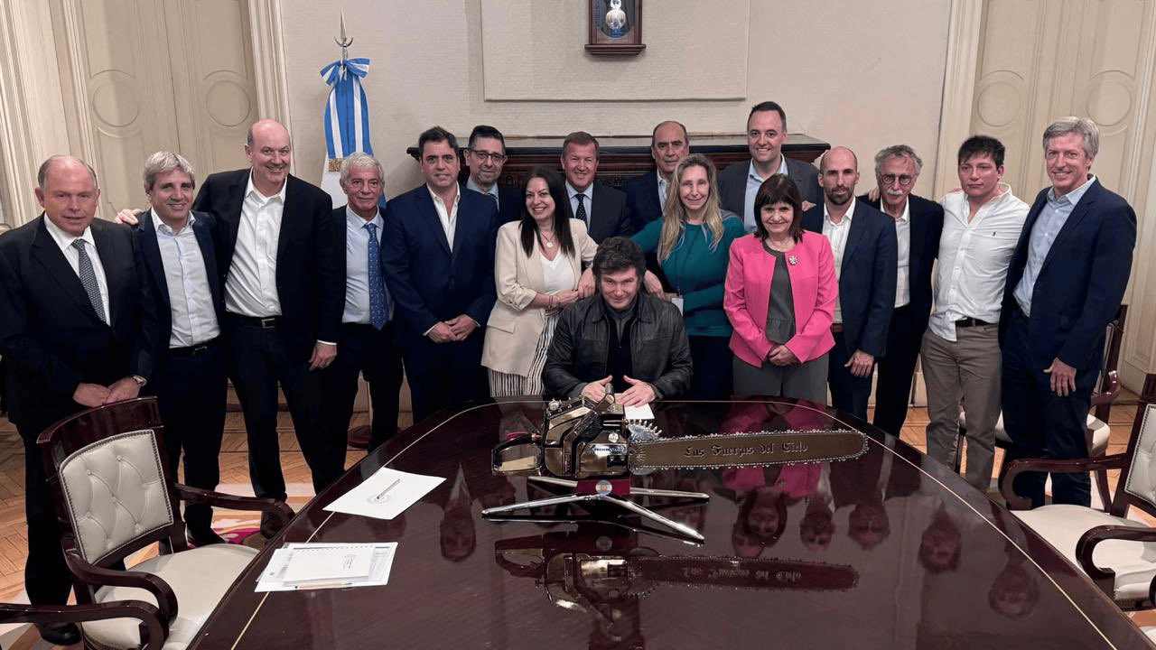 Equipo. El presidente Javier Milei rodeado por los funcionarios más cercanos del gobierno. 