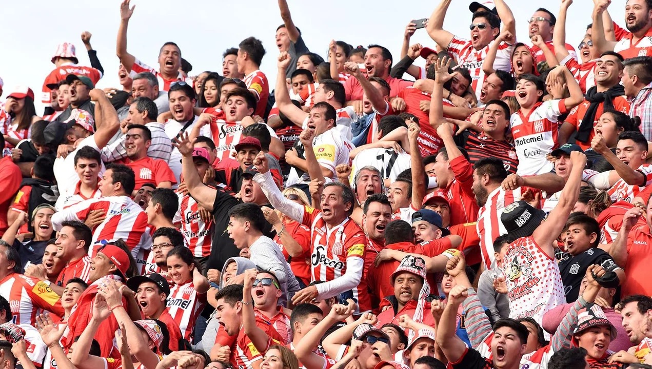 Los hinchas de San Martín de Tucumán alentando a su equipo en la final por el ascenso ante Aldosivi.