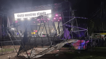 Imagen de Murió una mujer en la Fiesta de la Música en Santa Fe: se derrumbó el escenario por el viento