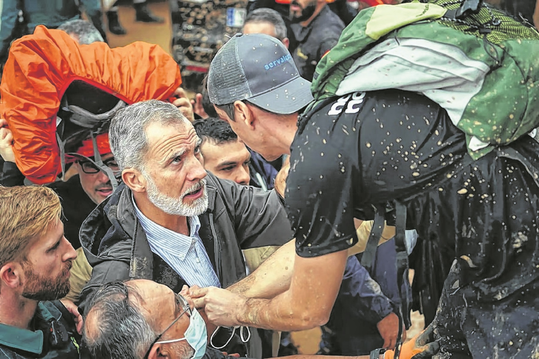 El rey de España recibe las quejas de la población afectada por las inundaciones