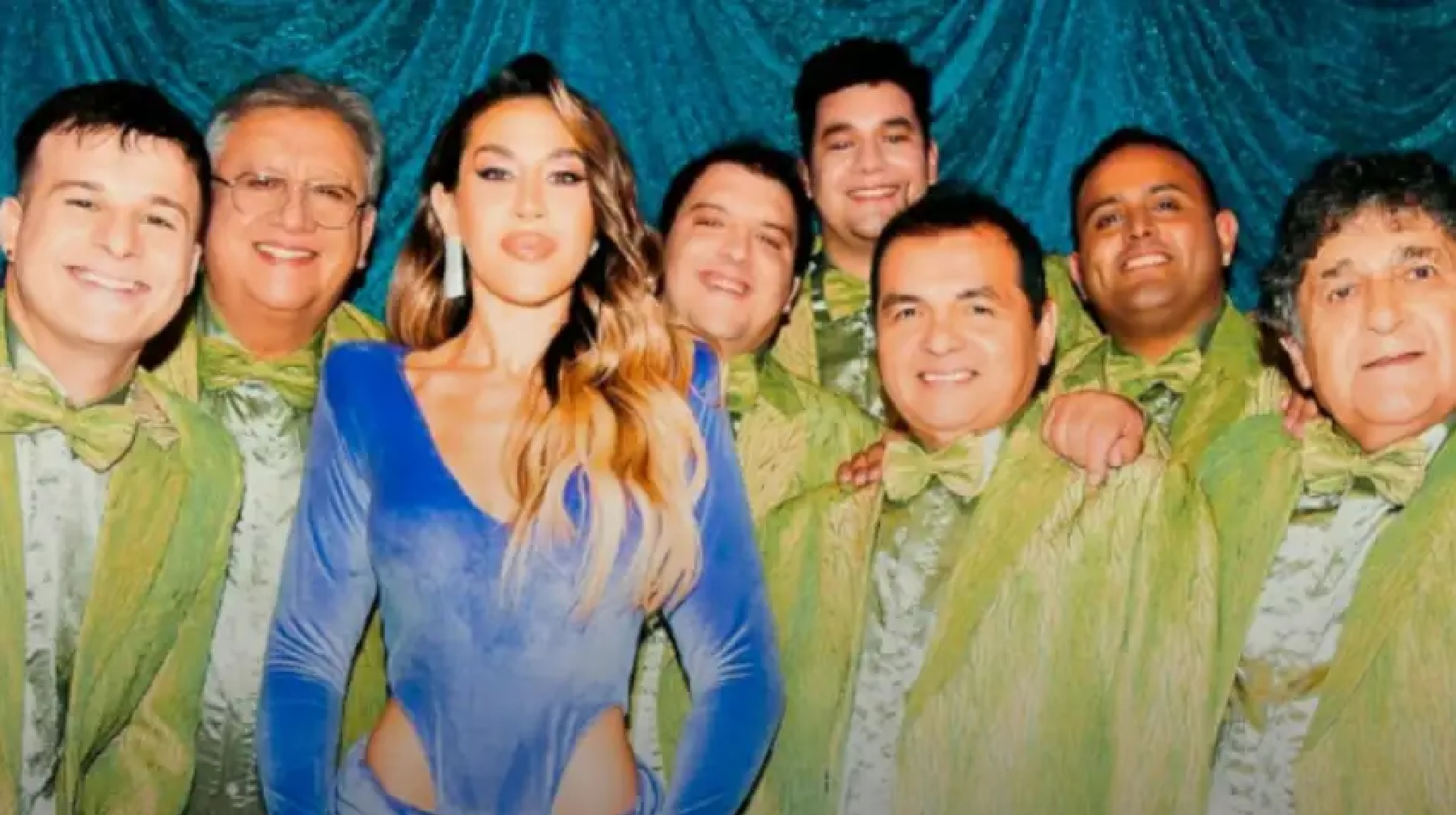 Jimena Barón junto a Los  Palmeras.