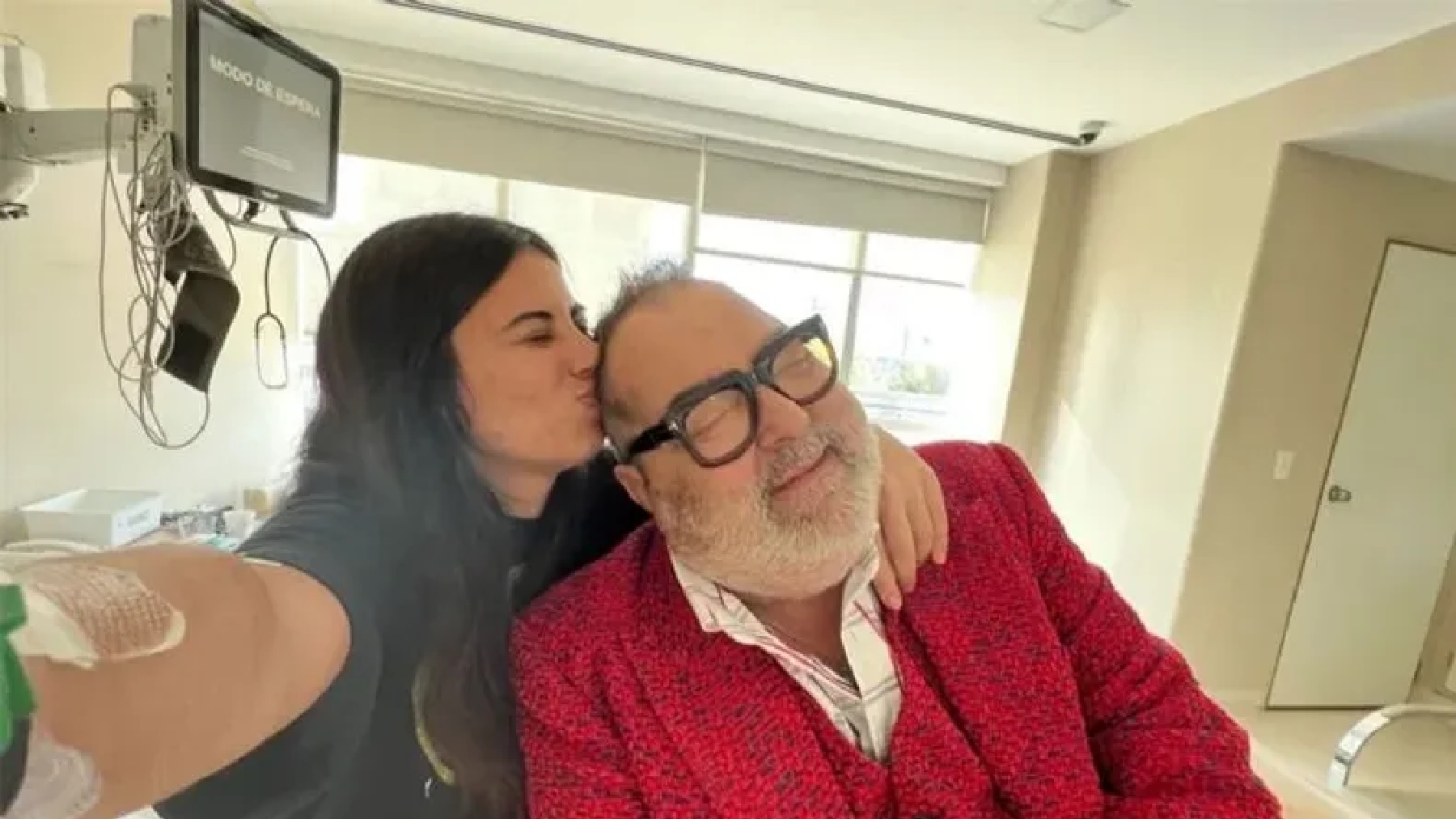 Lola Lanata junto a su papá, Jorge Lanata. 