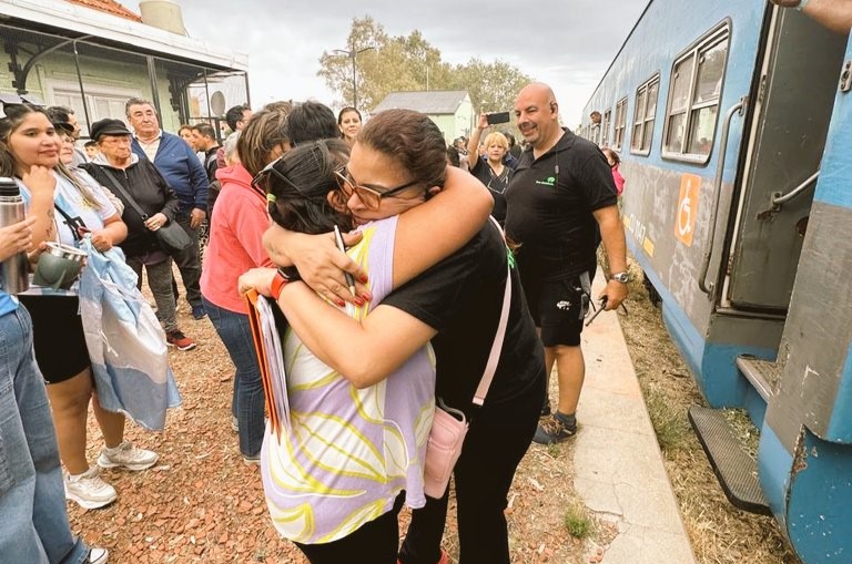 El recibimiento que tuvo el Tren Solidario en Cervantes. "No fue en todos los lugares así", dijeron desde la organización.