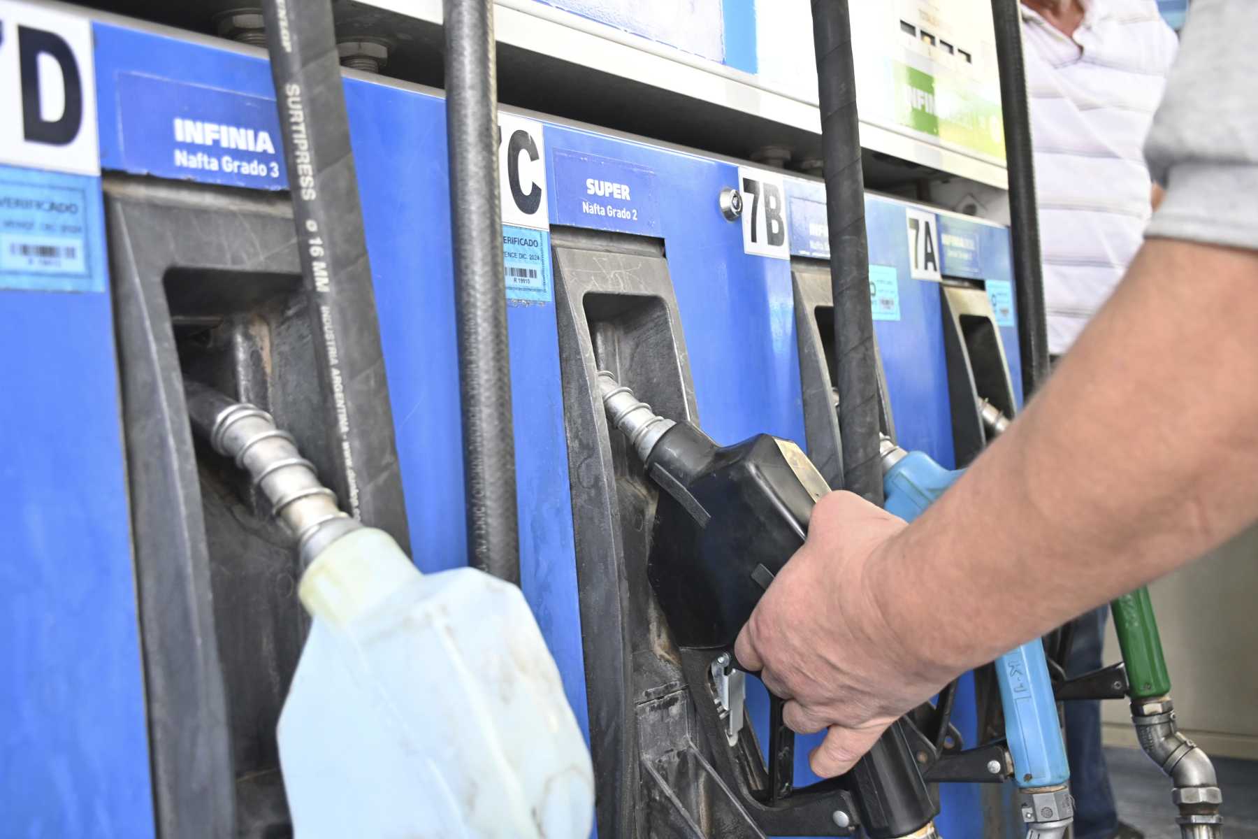 Aumenta la nafta y el gasoil este domingo: ¿Cuánto costará llenar el  tanque? - Diario Río Negro