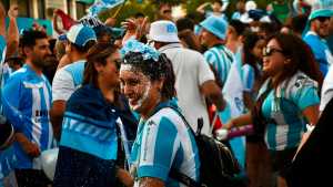 Fotogalería | Los hinchas de Racing coparon las calles de Neuquén, tras la obtención de la Copa Sudamericana