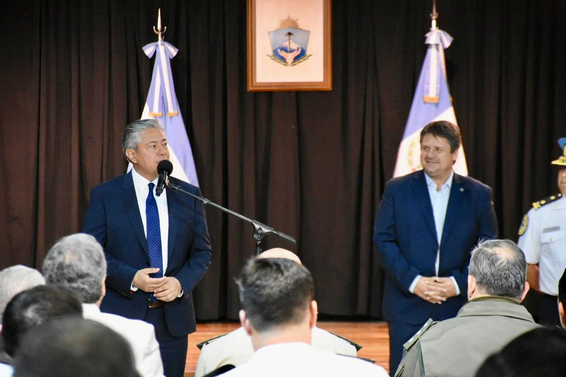 El gobernador y el intendente estuvieron presentes en el acto por el aniversario de la Policía Federal que se realizó en Casa de Gobierno. Foto Matías Subat.