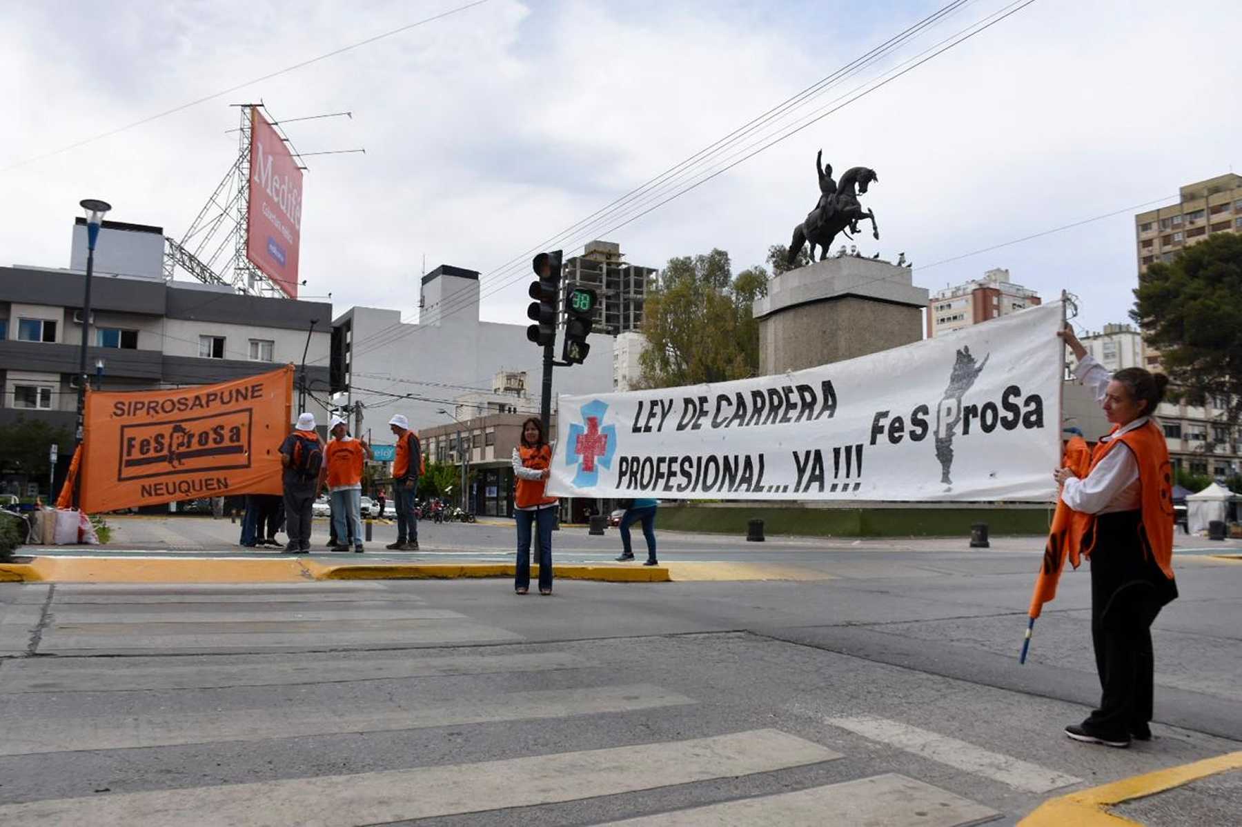 Profesionales de la salud protestan en el centro de Neuquén. (Foto: Matías Subat).