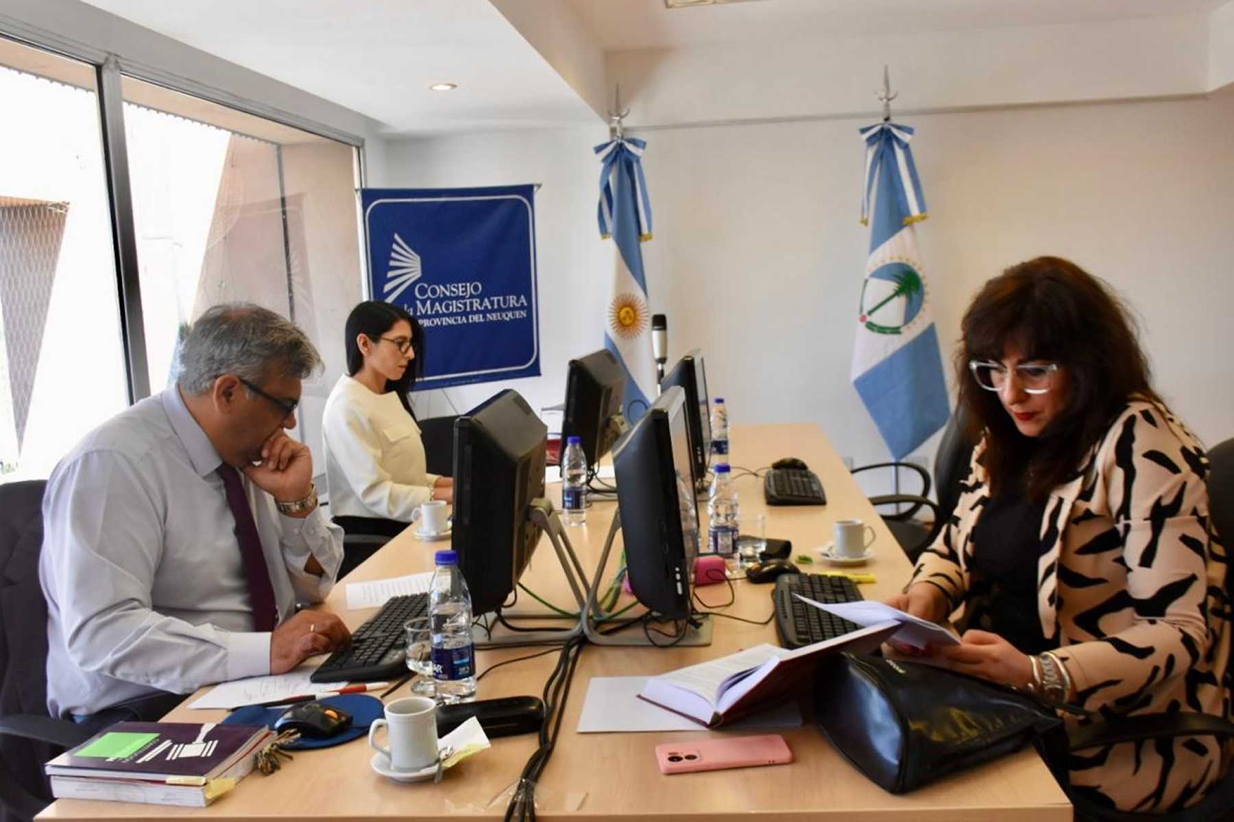 Jofré, Díaz, Pizzipaulo (de izquierda a derecha), durante el examen escrito en el Consejo de la Magistratura de Neuquén. (Matías Subat)