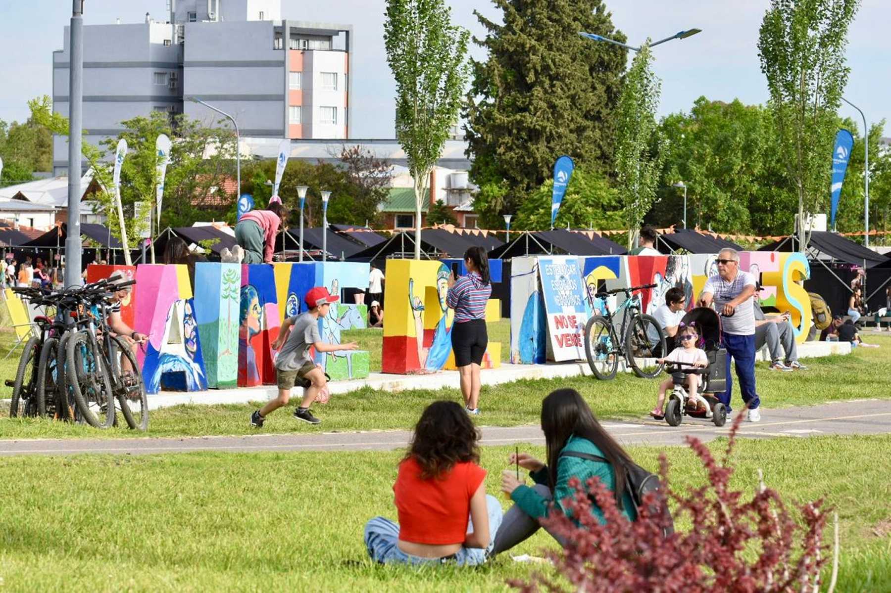 En plena ola de calor extremo llega la feria más grande de Neuquén: así estará el clima. Foto: Matías Subat. 