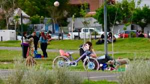 ¿Lluvia en la feria más grande de Neuquén este fin de semana?: horarios, clima y propuestas