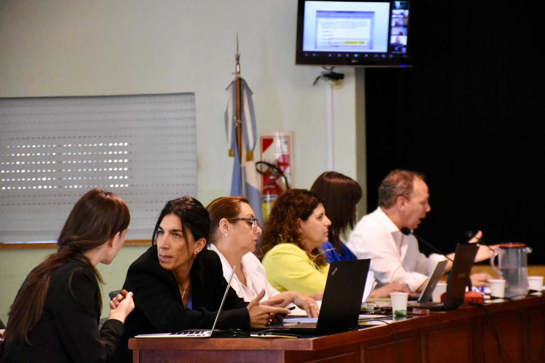 Las defensoras María Laura Irastorza, Celia Delgado, Alejandra Vidales, Gabriela Labat y el defensor Eduardo Peralta conforman el equipo federal de la defensa oficial ( foto Matías Subat)