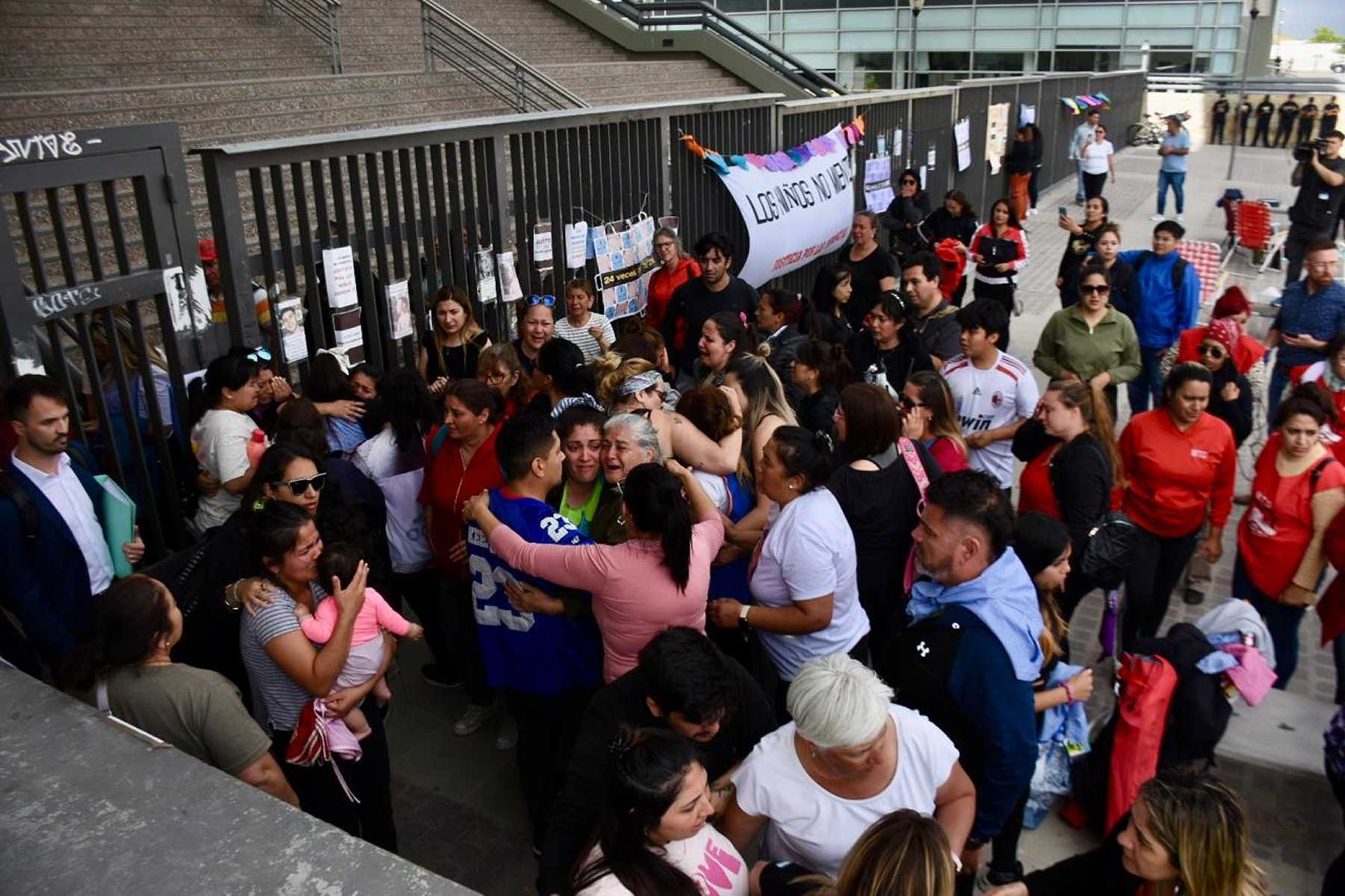 Padres y madres del Jardín 31, en la Ciudad Judicial de Neuquén, luego de conocer el veredicto. (Matías Subat)