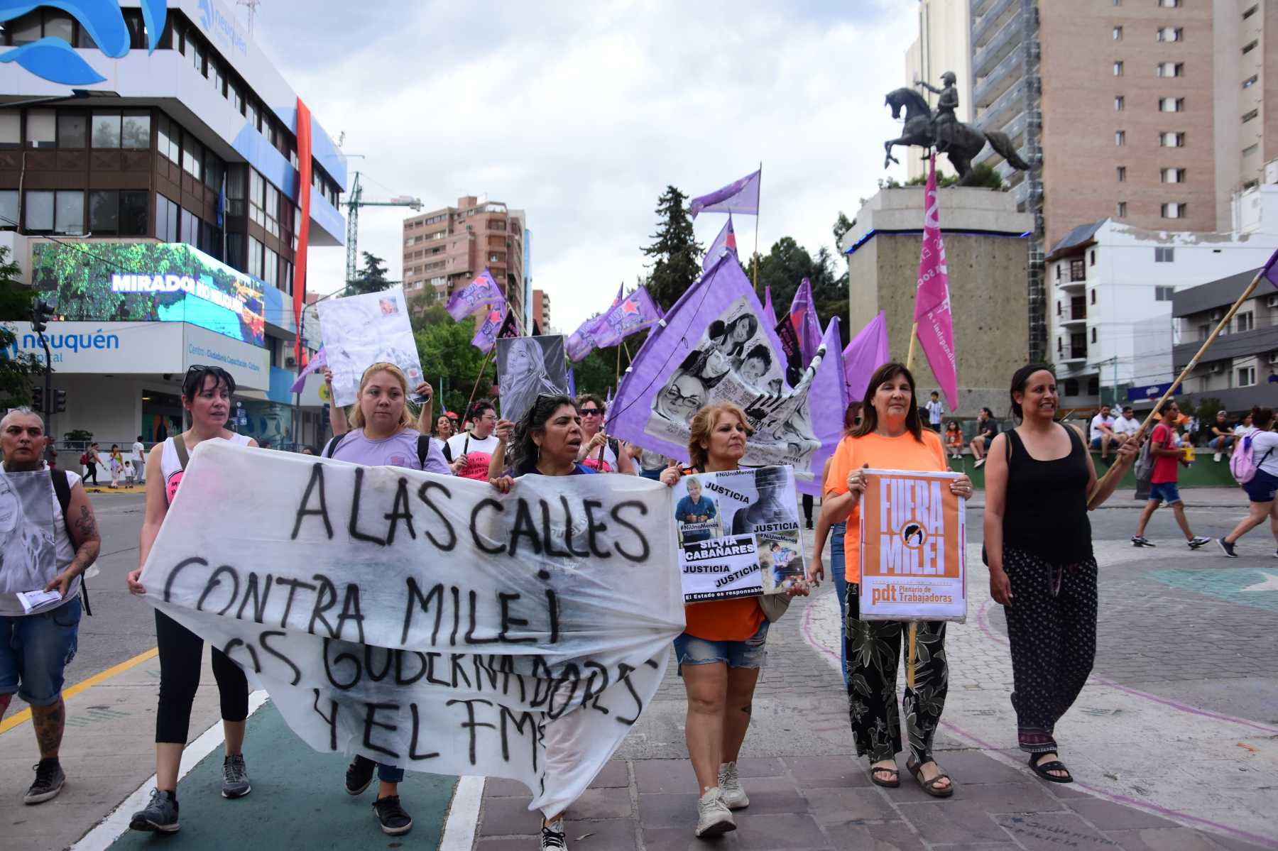 El reclamo por los ajustes de Milei retumbó en las calles de Neuquén. (FOTO: Cecilia Maletti)