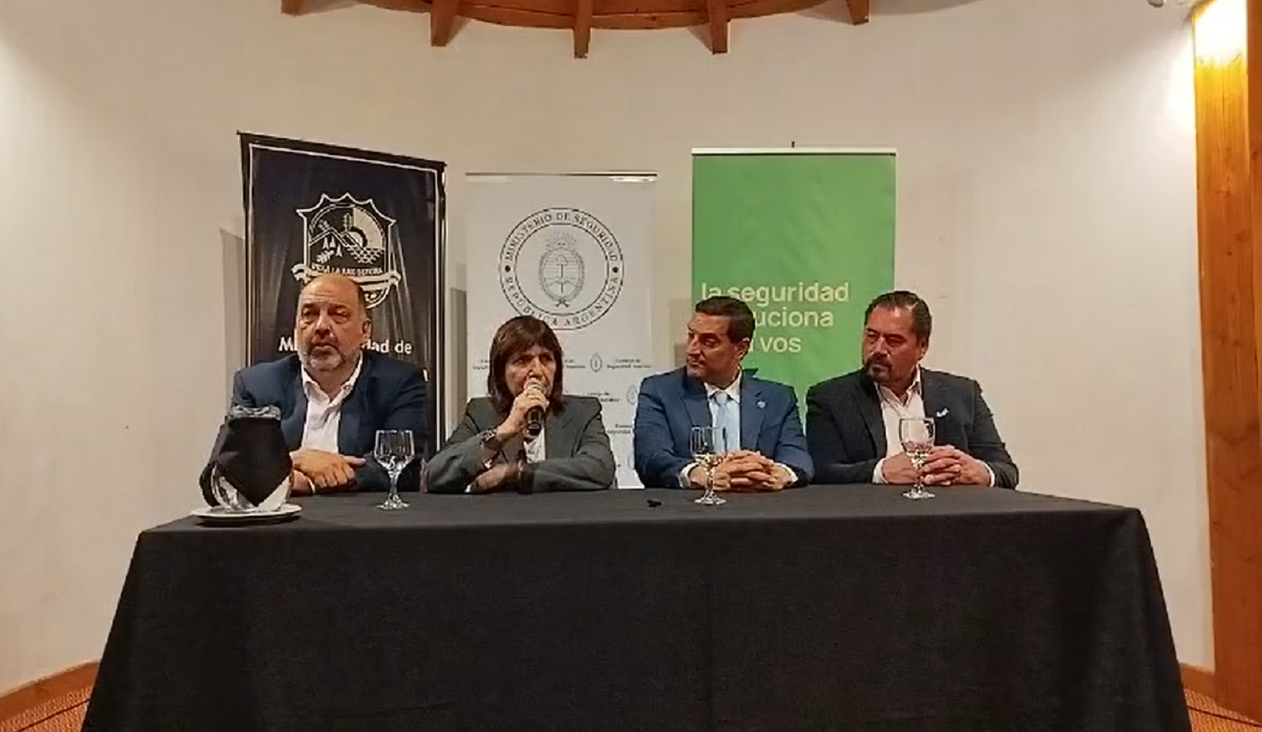 Patricia Bullrich participó del Consejo de Seguridad de Neuquén, en Villa La Angostura. (captura: transmisión).