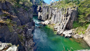 Escondido cerca de la frontera con Chile: el cajón del río turquesa que es un paraíso de la pesca con mosca