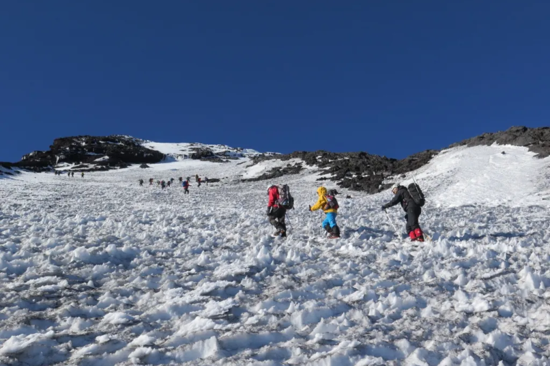 El equipo de rescate trabaja en el operativo de evacuación en el Volcán Lanín, coordinado desde Junín de los Andes. Foto Archivo.