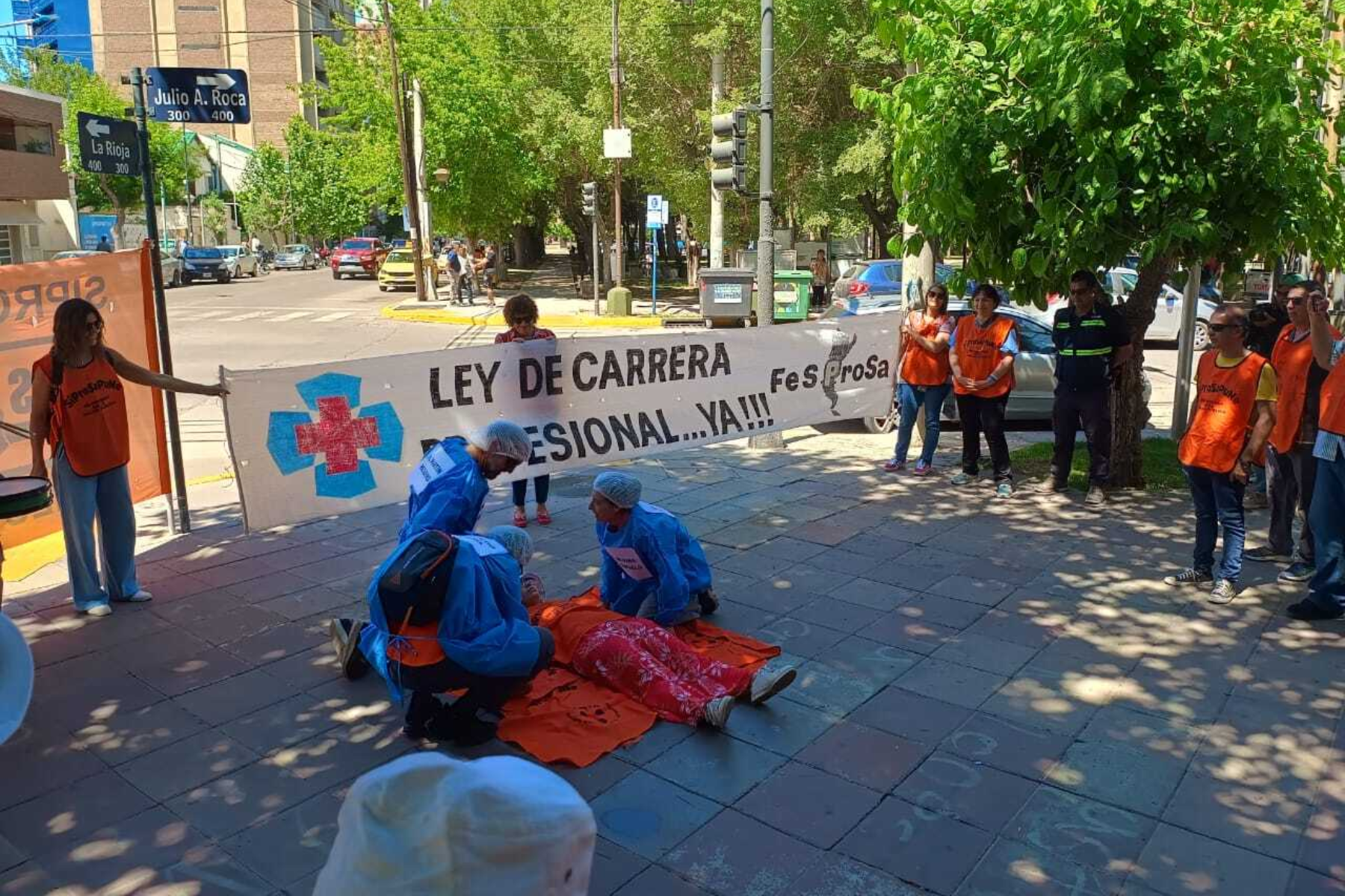 Siprosapune realizó una intervención frente a Casa de Gobierno en Neuquén. Foto Gentileza.