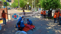 Imagen de Protestas en Neuquén: salud reclamó en Casa de Gobierno y estatales contra Quintriqueo en hospitales