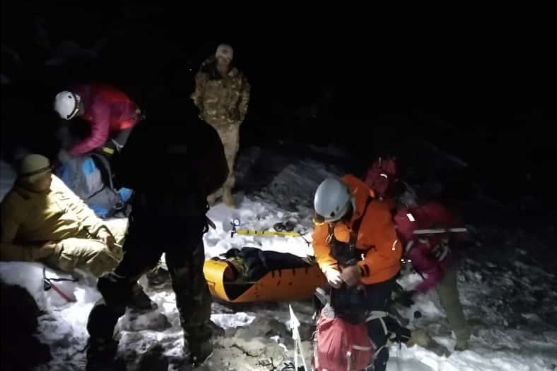 Brigadistas del ICE Lanín descienden con una camilla de rescate desde el Refugio BIM.  
