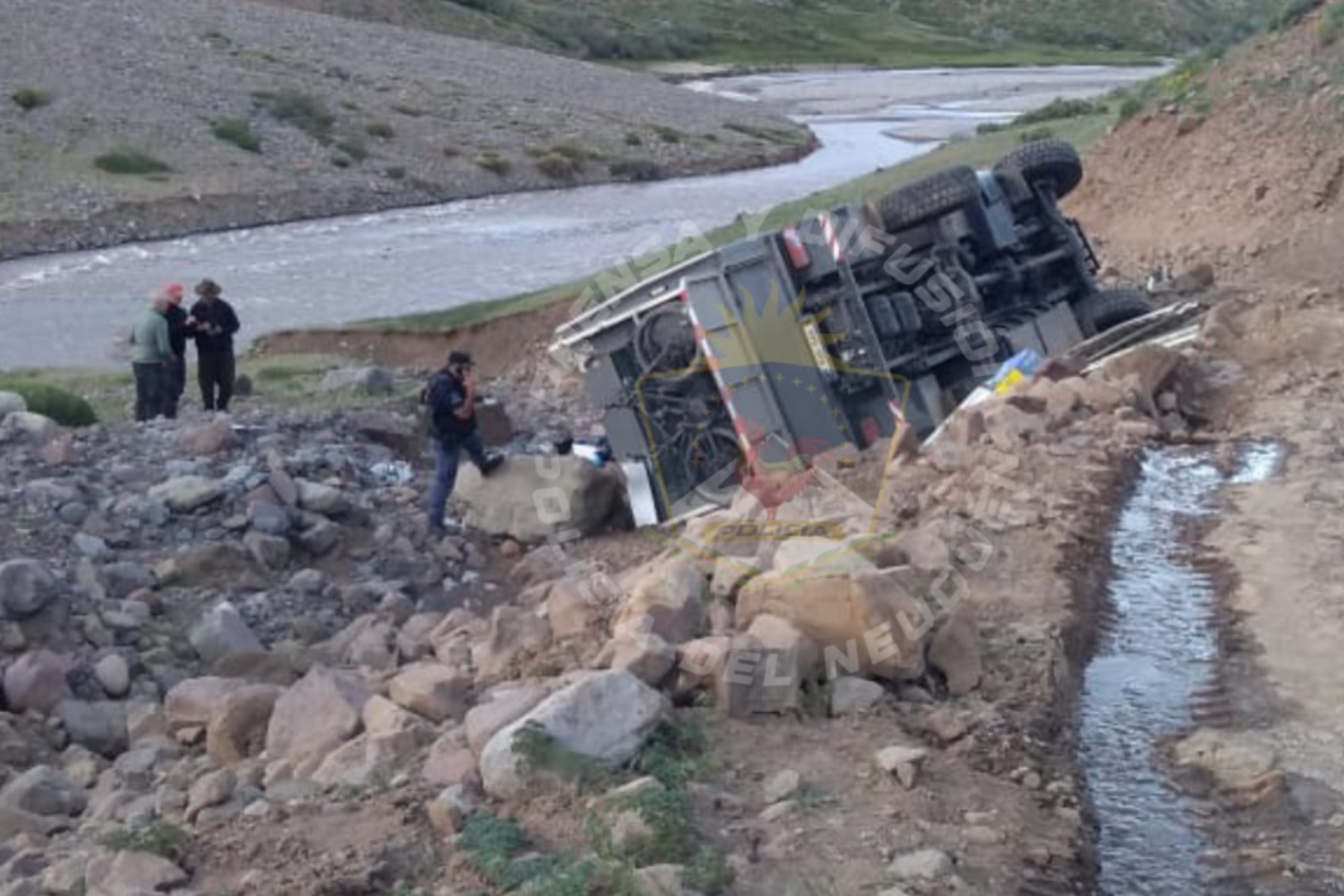 Rescate tras un vuelco en Neuquén  . Foto Gentileza Policía de Neuquén.