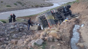 Turistas de Bélgica volcaron su motorhome en la Ruta 43 de Neuquén: un SOS internacional activó un rescate