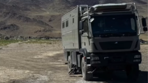 Retiran el motorhome volcado en Neuquén: qué pasó con los turistas de Bélgica que activaron un SOS internacional