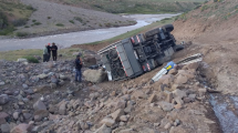 Imagen de Retiran el motorhome volcado en Neuquén: qué pasó con los turistas de Bélgica que activaron un SOS internacional