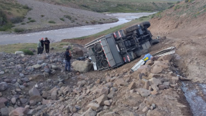 Retiran el motorhome volcado en Neuquén: qué pasó con los turistas de Bélgica que activaron un SOS internacional