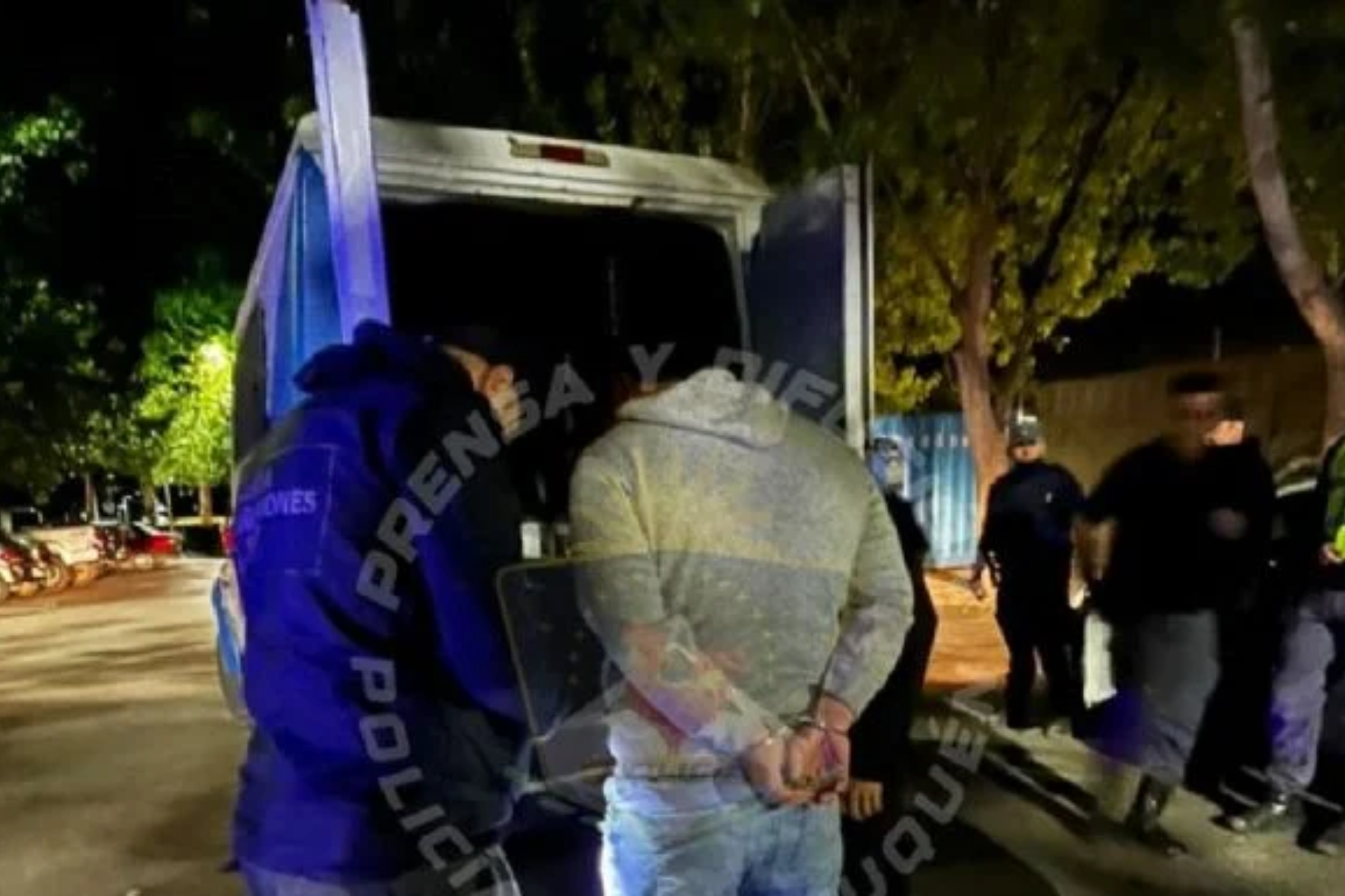 Personal policial realizó la detención en la zona gastronómica de Isla 132, Neuquén.