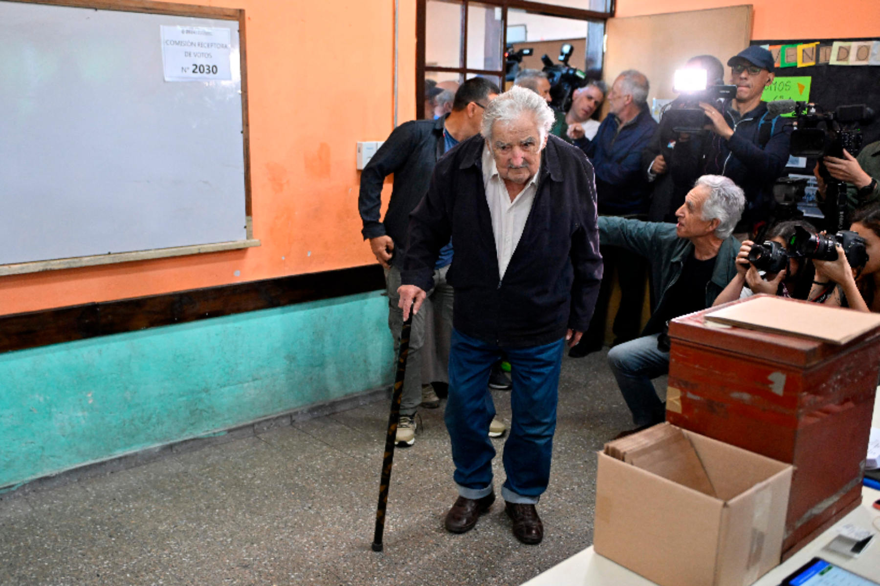 Pepe Mujica ya votó en Uruguay. Foto AFP/Santiago Mazzorovich.