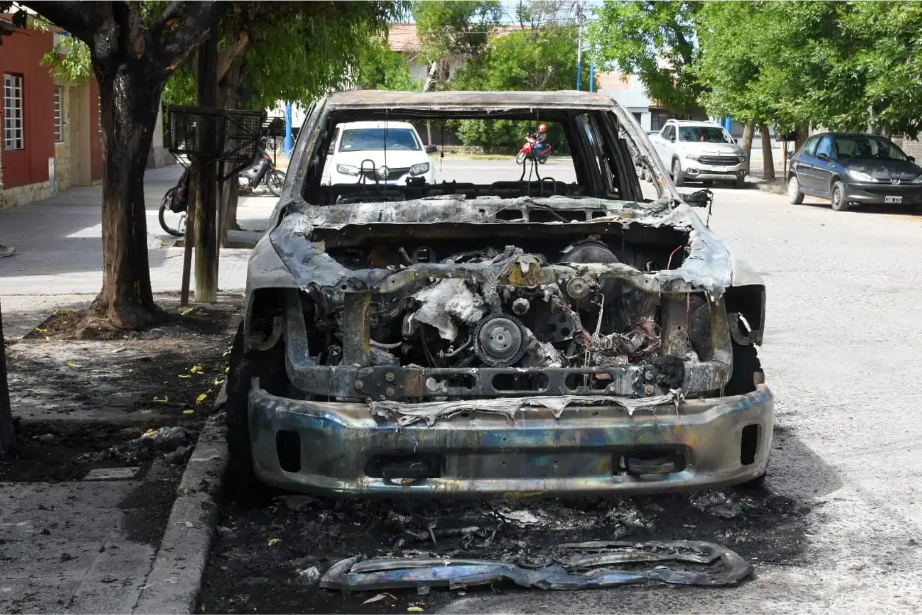 El incendio intencional de una Dodge Ram en Roca generó sospechas de una posible venganza.  Fotos Juan Thomes. 
