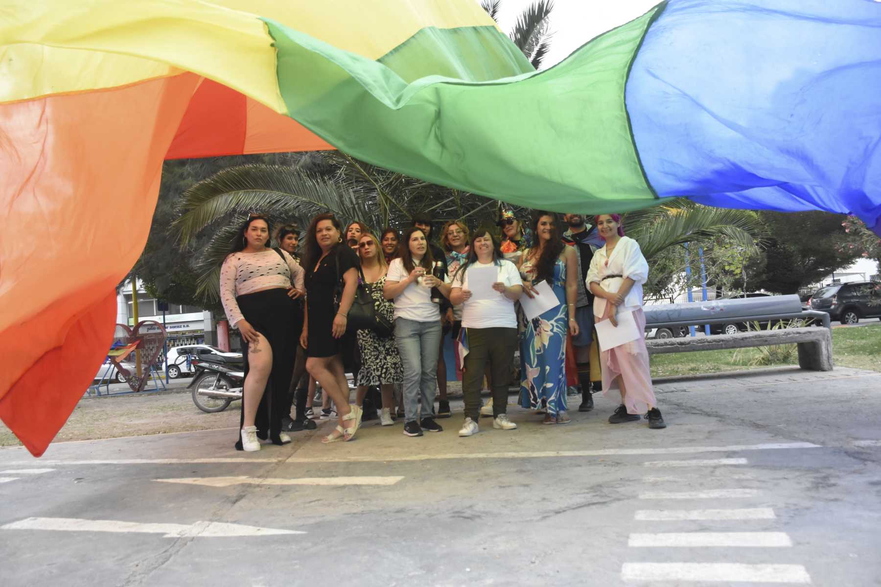 A todo color a pesar de la tarde nublada, con la Marcha del Orgullo en Roca - Foto: Alejandro Carnevale.