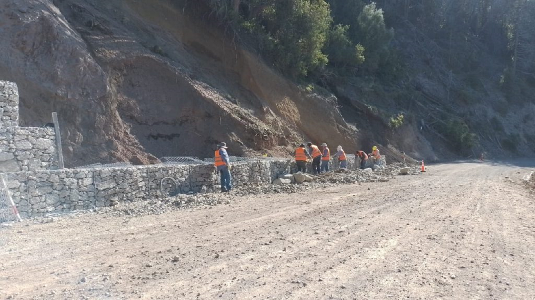 Trabajos de obra sobre Ruta 65, en Villa Traful.