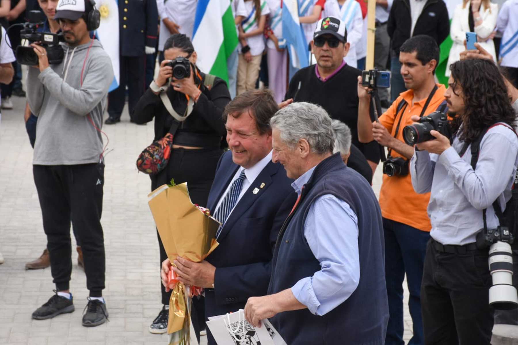 Alberto Weretilneck y Horacio Massaccesi estuvieron presentes en el acto aniversario de Regina. Crédito Juan Thomes.