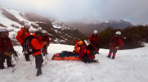 Imagen de Entre la nieve y tras más de 11 horas, así rescataron a un turista español en el cerro Tronador