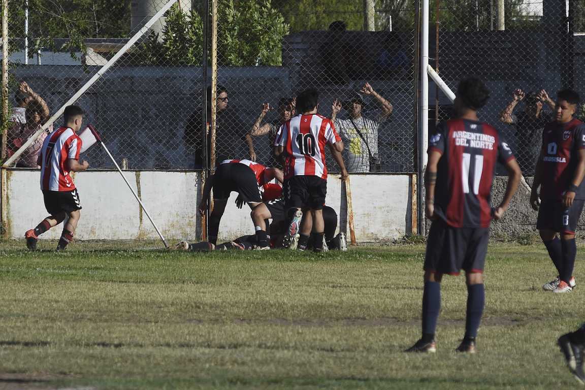 Estudiantes Unidos dio el golpe ante Argentinos del Norte en Roca. (Foto: Juan Thomes)