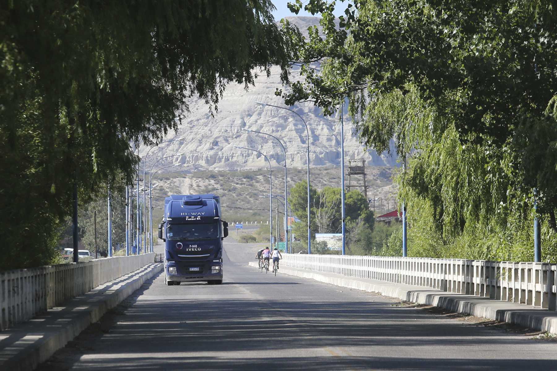 Prohibición de camiones de Vaca Muerta en el Alto Valle. Crédito Juan Thomes.