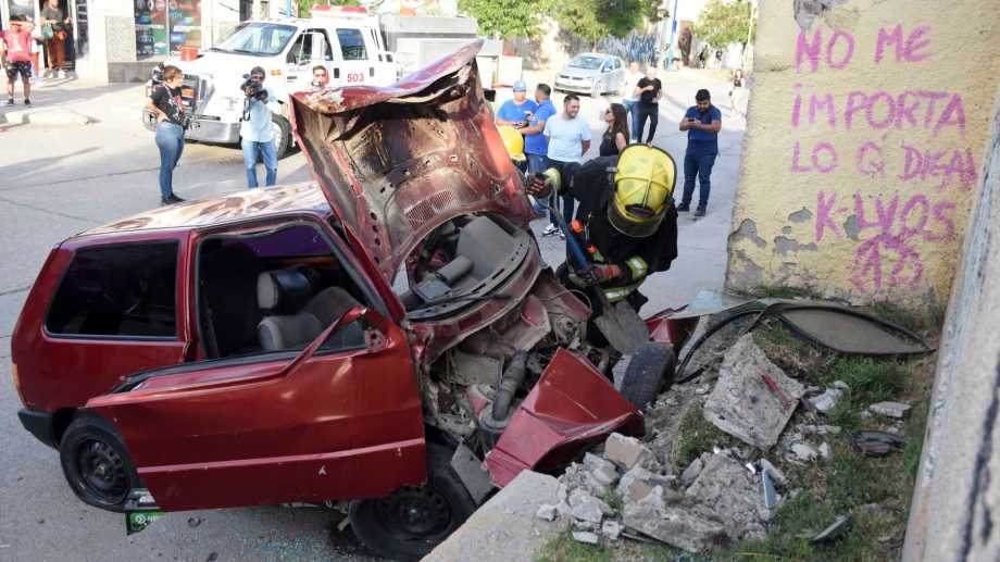 Perdió el control de su auto y chocó contra un paredón: se encuentra internado en grave estado