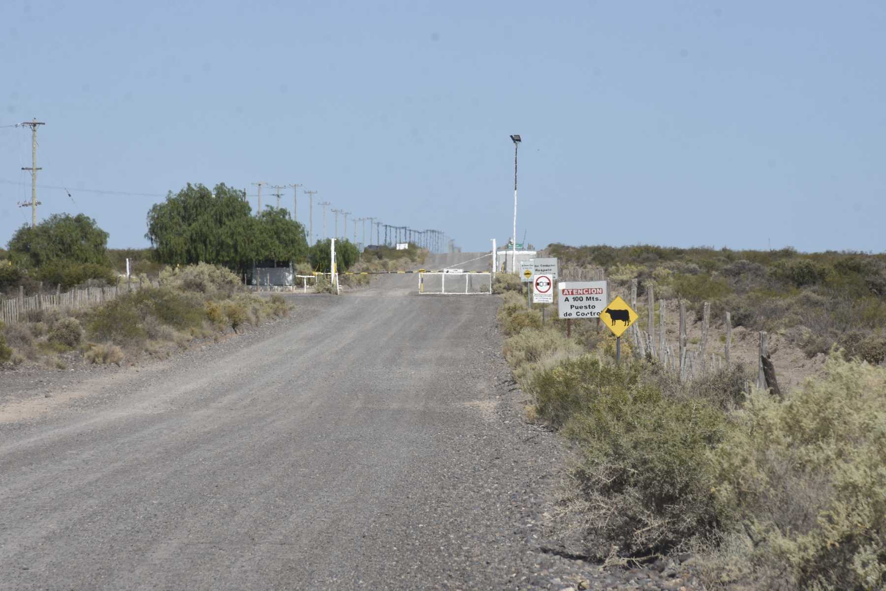 La zona petrolera en el norte de Roca. (Foto: Juan Thomes)