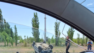 Impresionante vuelco de un auto en el ingreso a Plottier, sobre la Ruta 22