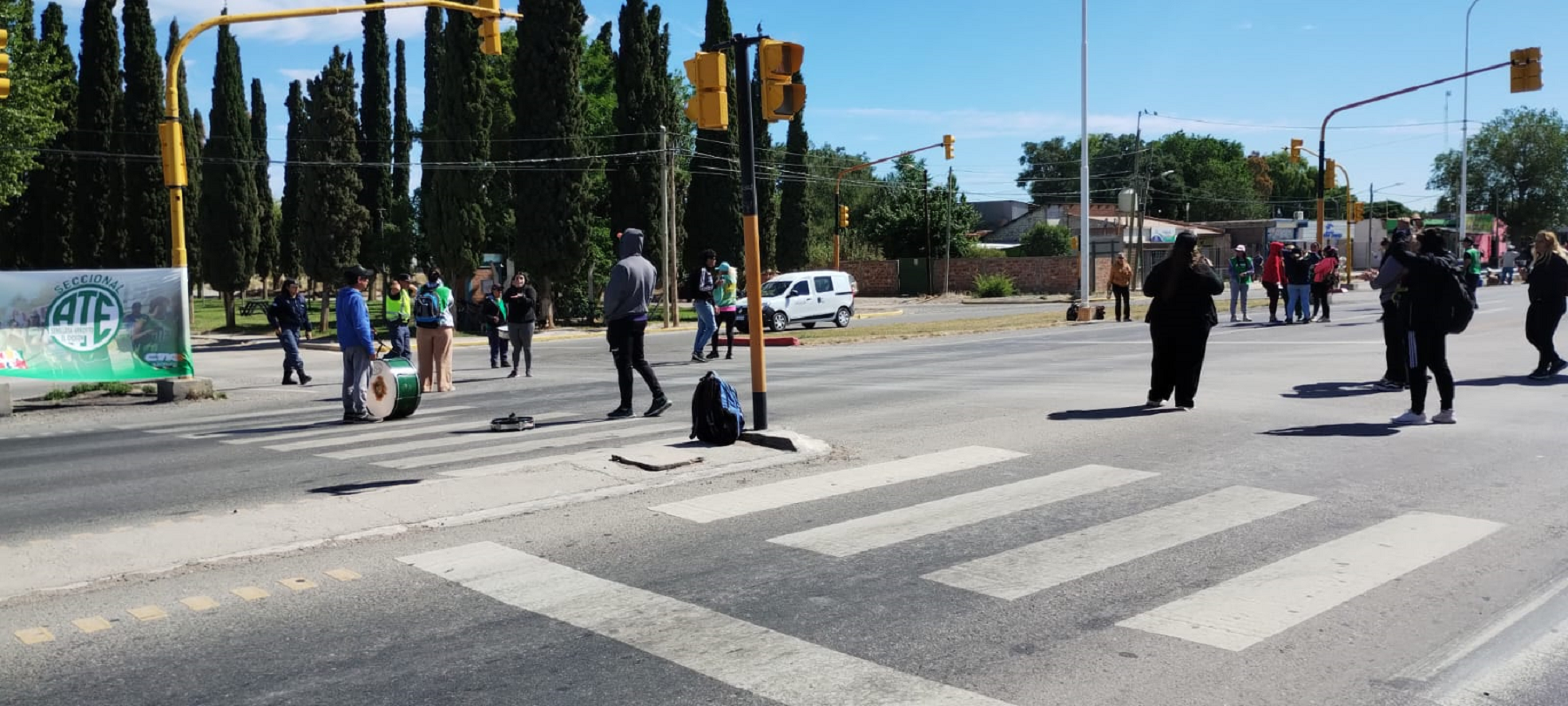 Los municipales de Senillosa volvieron a la Ruta 22 este viernes. (Foto: Gentileza). 